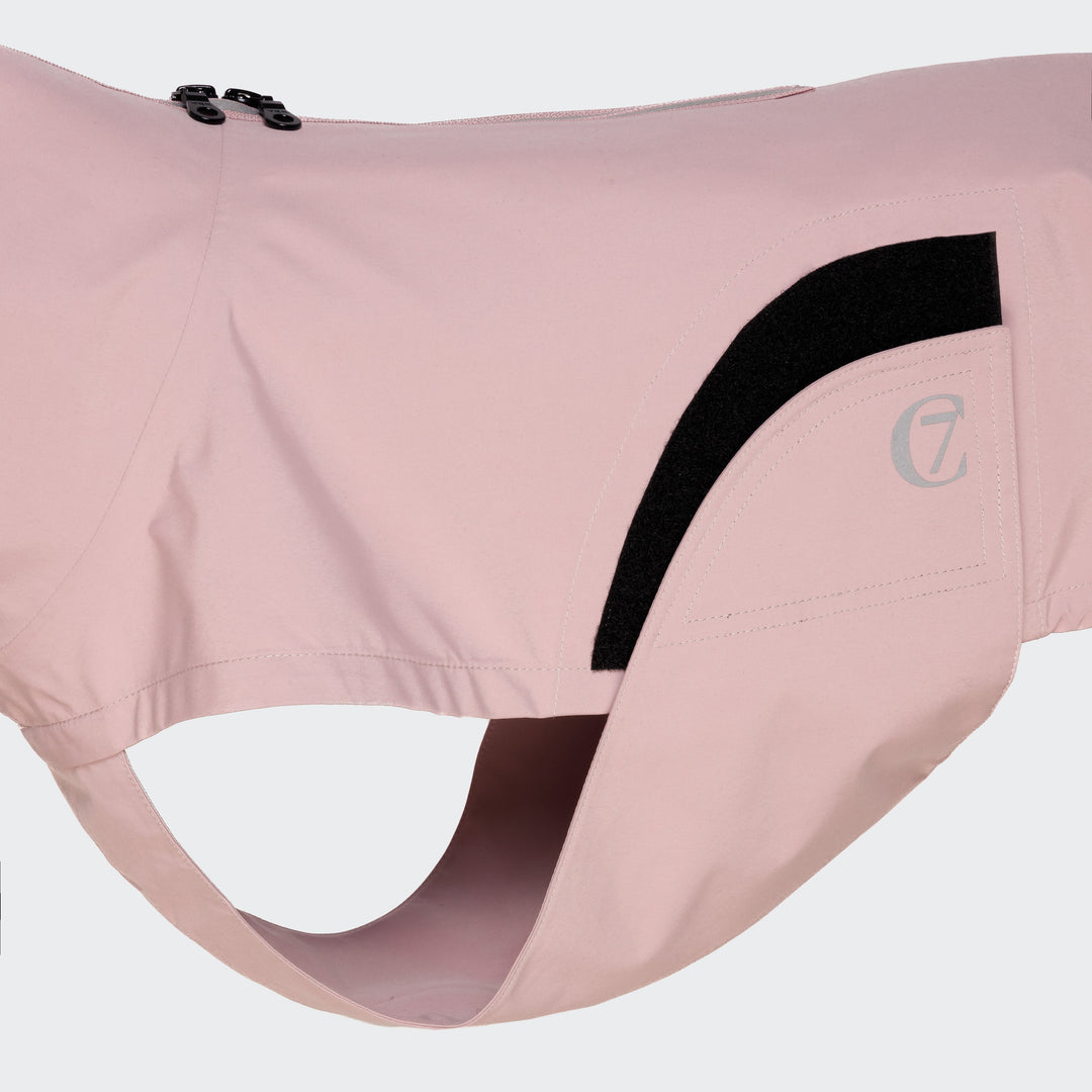 Grande plano da capa de chuva rosa Cloud7 Dog Raincoat Dublin mostrando o tecido repelente de água e o pormenor do fecho de correr refletor de 2 vias.