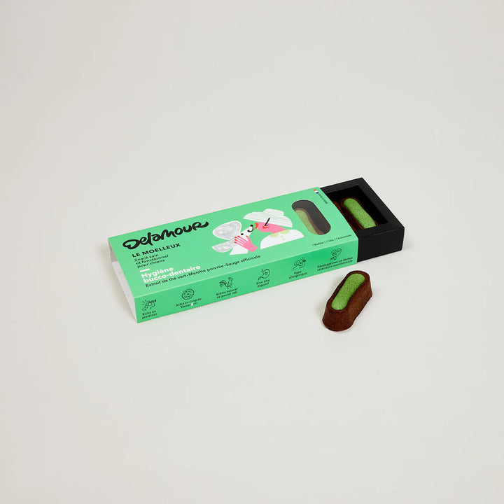 DeLamour - Le Moelleux Higiene Oral Vegan snacks para cães em caixa verde com as mastigações moles individuais visíveis.