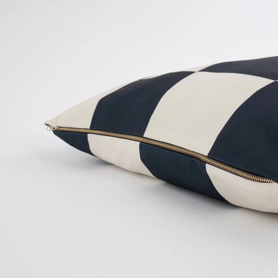 Close-up of recycled canvas cover with zipper for durable, eco-friendly large dog bed Fritz - Bed GRANDE by Fritz.