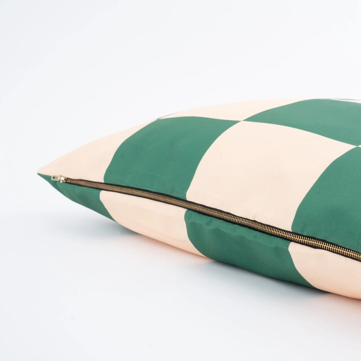 Close-up of eco-friendly recycled canvas cover with zipper on green and beige Fritz Bed GRANDE for dog wellbeing by Fritz