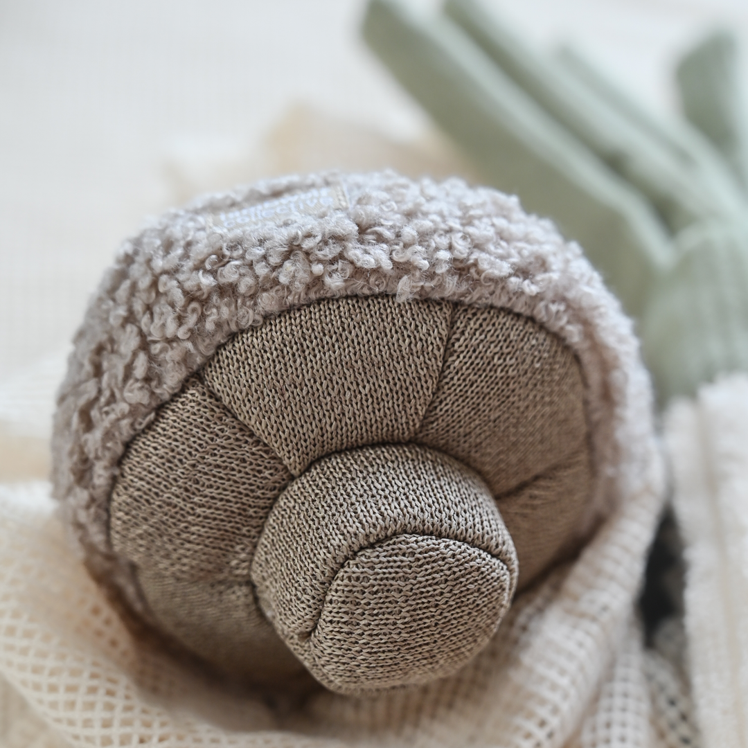 Brinquedo interativo para cães com cogumelos de botão redondo em tons neutros para uma brincadeira envolvente da Lambwolf Collective GUU Snuffle Mushroom Dog Toy