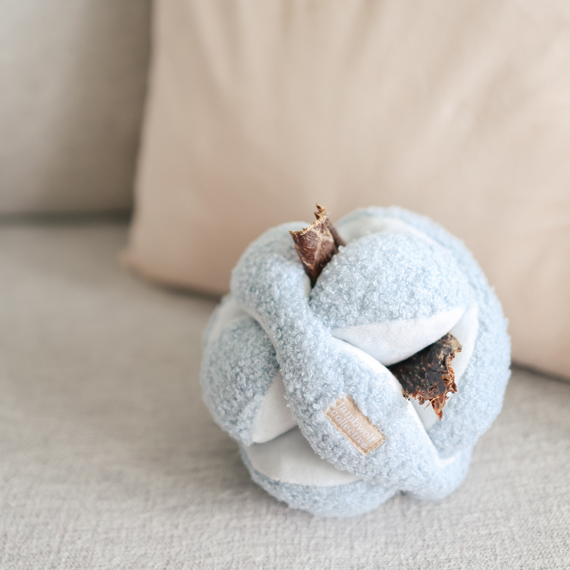 Bola de peluche azul fofa para cães com ranhuras para guloseimas para estimulação mental por Lambwolf Collective MONTI Fluffy Toy
