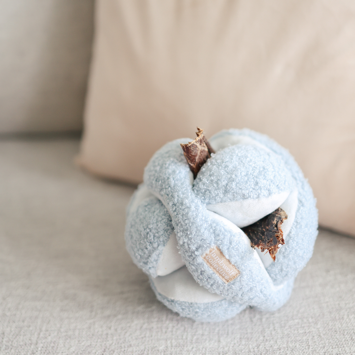 Bola de peluche azul fofa para cães com ranhuras para guloseimas para estimulação mental por Lambwolf Collective MONTI Fluffy Toy