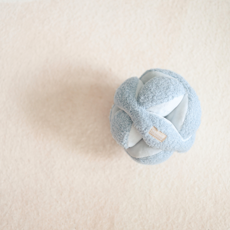 Brinquedo de bola fofa azul e branca com 8 ranhuras para guloseimas para estimulação mental do cão por Lambwolf Collective MONTI Fluffy Toy