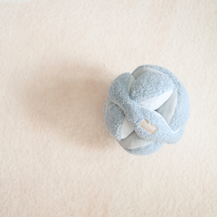 Brinquedo de bola fofa azul e branca com 8 ranhuras para guloseimas para estimulação mental do cão por Lambwolf Collective MONTI Fluffy Toy