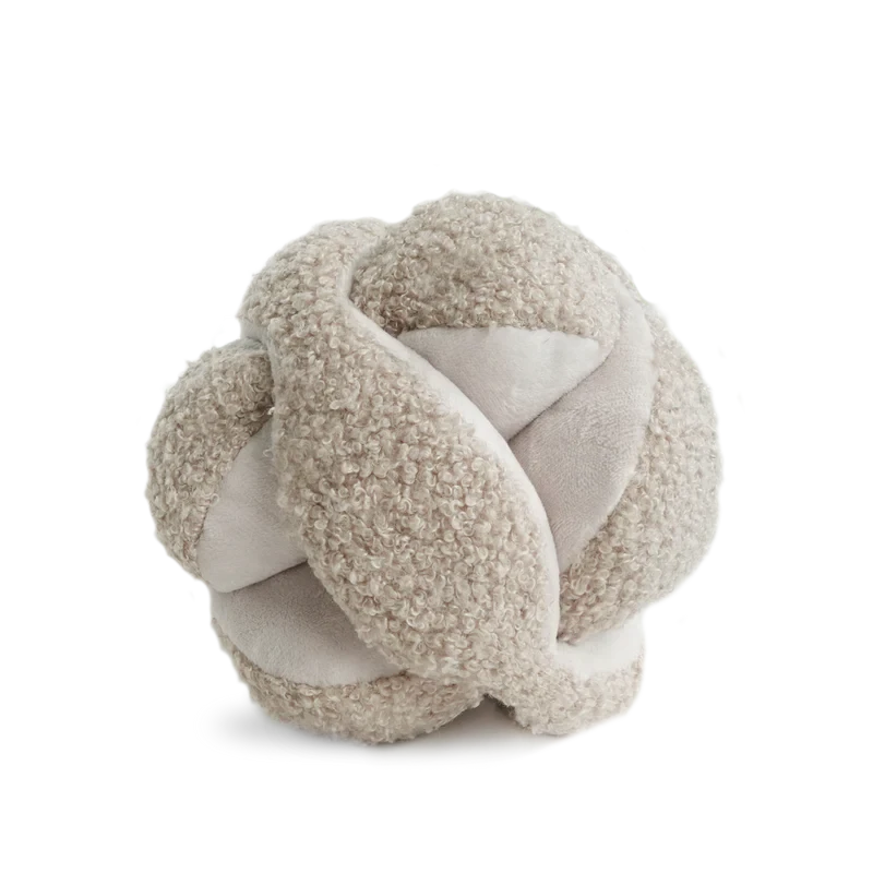Bola puzzle MONTI Fluffy Toy em tecido de pelúcia bege para estimulação mental e brincadeira do cão por Lambwolf Collective
