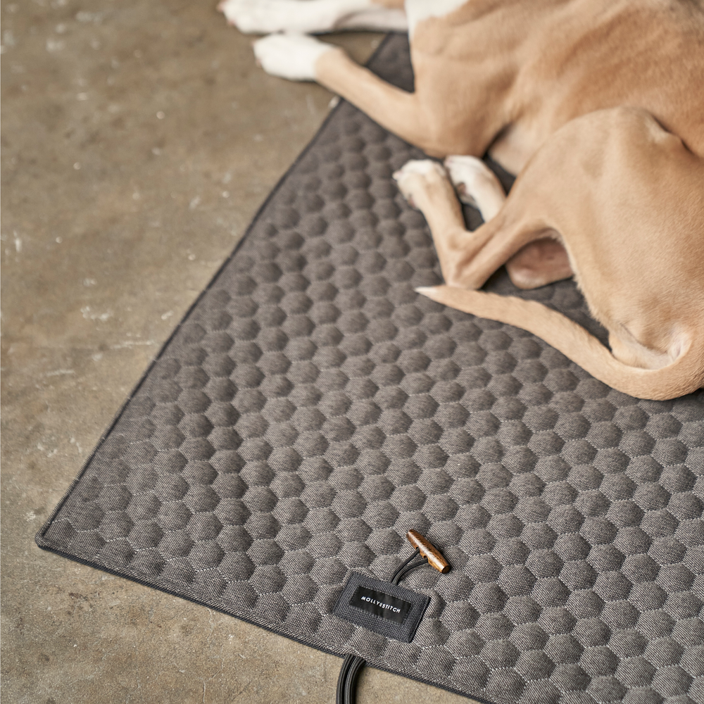 Water-repelling padded travel dog mat in gray for comfort anywhere by your side Molly&Stitch - TRAVEL DOG MAT