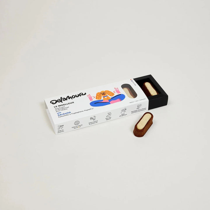 Calming vegan dog treats in white and brown, natural ingredients for relaxation, promoting dog wellbeing, DeLamour Le Moelleux Serenity