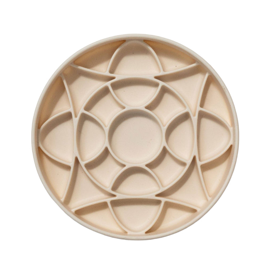 Taça circular para alimentação lenta com sulcos em espiral em creme de manteiga mate para apoio à digestão da Dogged - Circulo Slow Feeder Bowl dogged