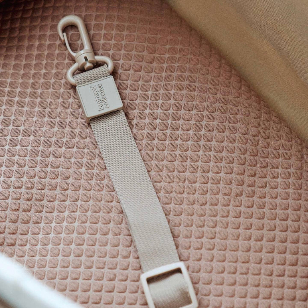 Clipe de segurança ajustável em bege para fixação segura no interior da transportadora para cães Lambwolf Collective SUBWAY com base almofadada