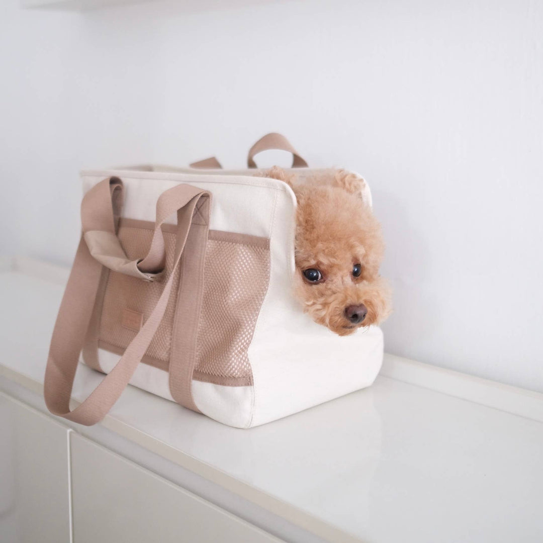 Porta-cães SUBWAY da Lambwolf Collective em lona leve com bolsos em rede, concebido para uma viajar segura e confortável do animal de estimação e para o seu bem-estar