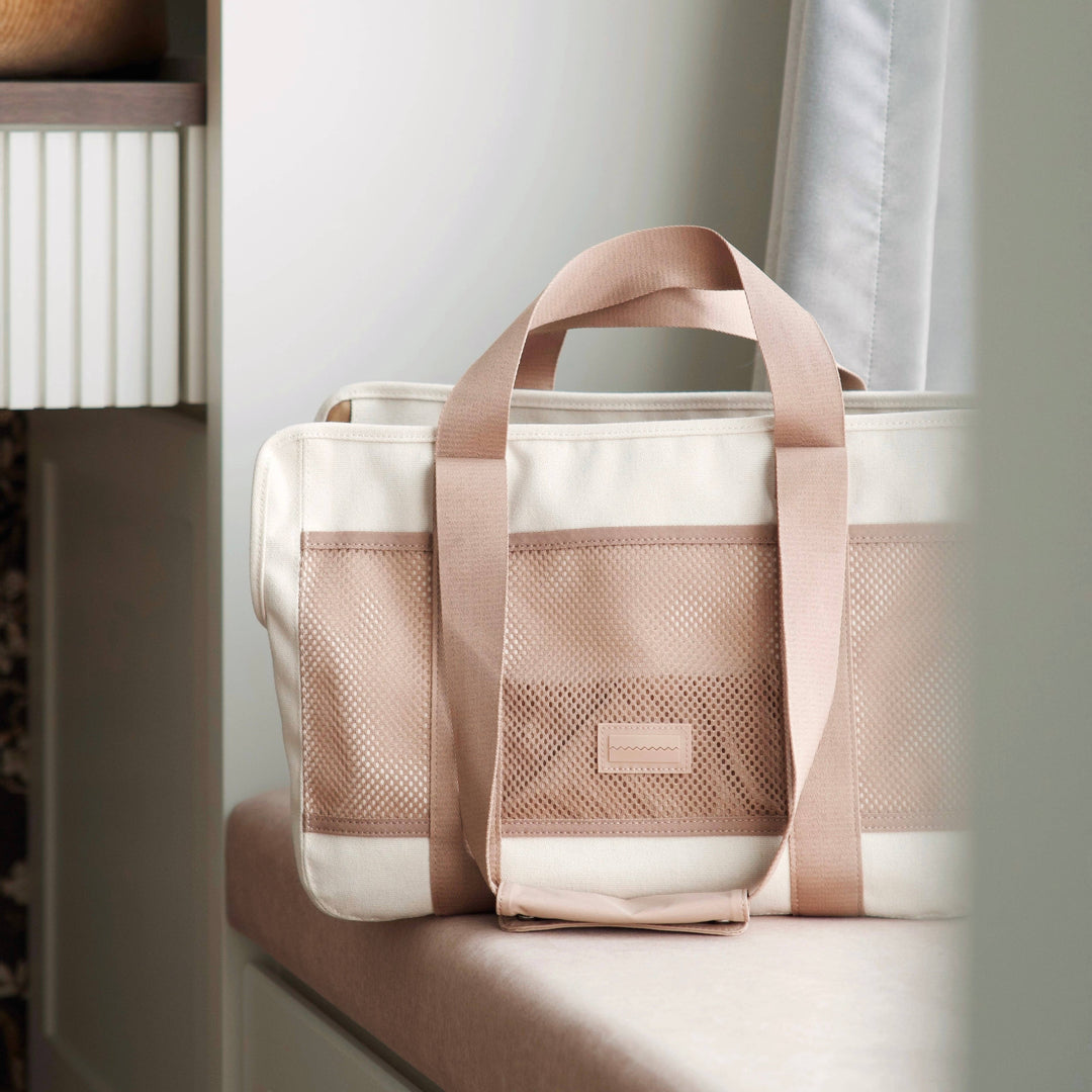 Porta-cães leve SUBWAY da Lambwolf Collective em lona repelente de água com bolsos de rede para conforto e segurança em viagem