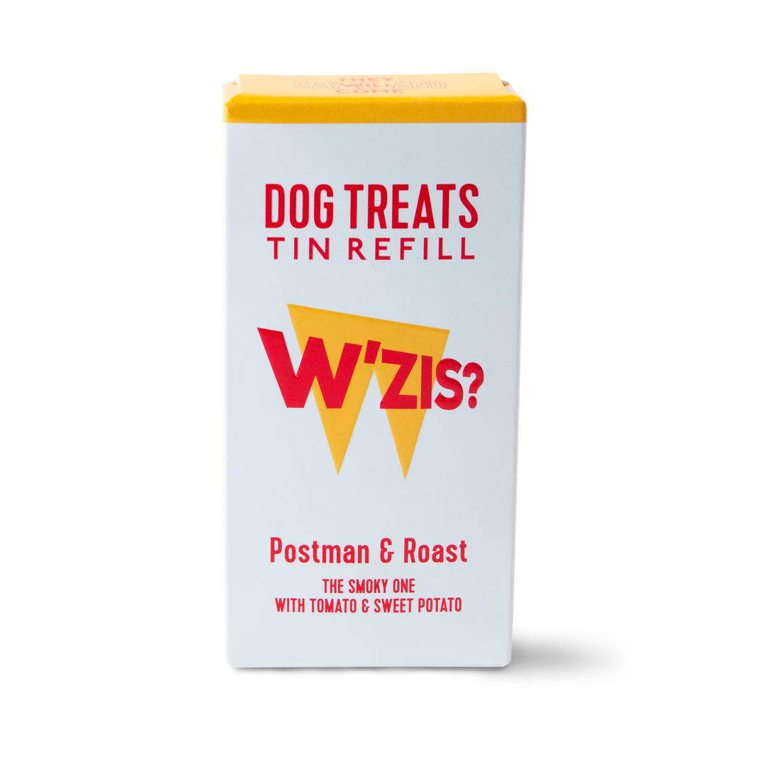 Uma embalagem de recarga de lata de snacks para cães W'zis Postman & Roast com a marca e informações sobre o produto no rótulo.