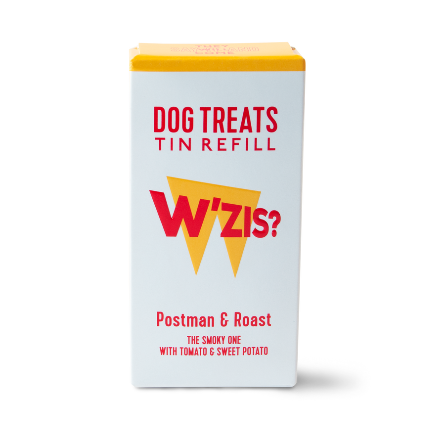 Uma embalagem de recarga de lata de snacks para cães W'zis Postman & Roast com a marca e informações sobre o produto no rótulo.