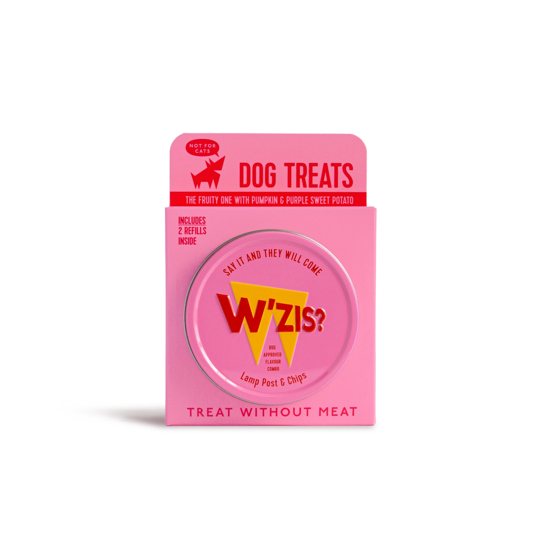 Embalagem cor-de-rosa de snacks para cães W'izs sobre um fundo branco