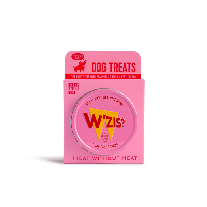 Embalagem cor-de-rosa de snacks para cães W'izs sobre um fundo branco