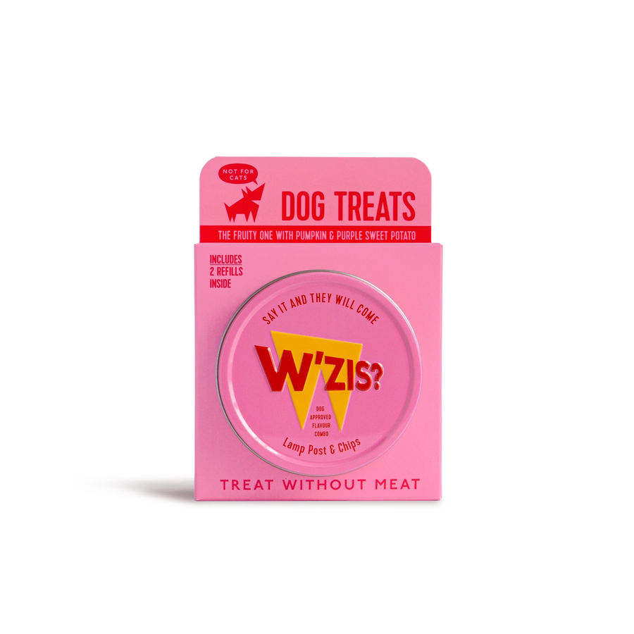 Embalagem cor-de-rosa de snacks para cães W'izs sobre um fundo branco